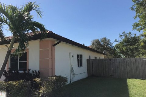 House in Miami, Florida 4 bedrooms, 173.45 sq.m. № 1747975 - photo 4