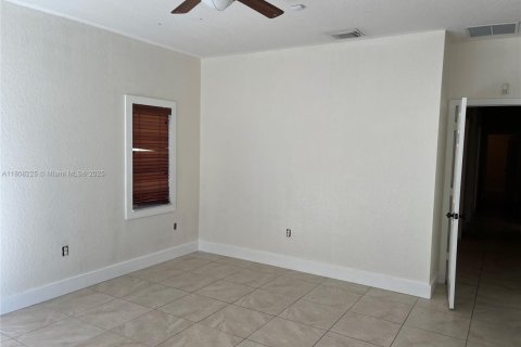 House in Miami, Florida 4 bedrooms, 173.45 sq.m. № 1747975 - photo 5