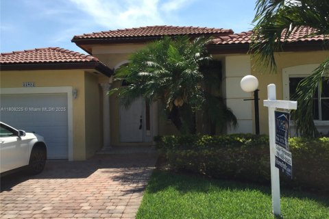 House in Miami, Florida 4 bedrooms, 173.45 sq.m. № 1747975 - photo 2