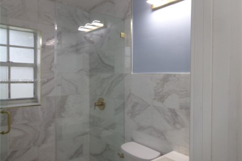 House in Cutler Bay, Florida 2 bedrooms, 80.64 sq.m. № 2075372 - photo 11