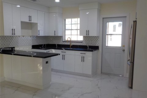 House in Cutler Bay, Florida 2 bedrooms, 80.64 sq.m. № 2075372 - photo 4