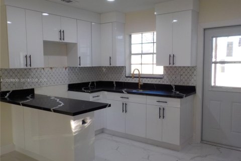 House in Cutler Bay, Florida 2 bedrooms, 80.64 sq.m. № 2075372 - photo 3