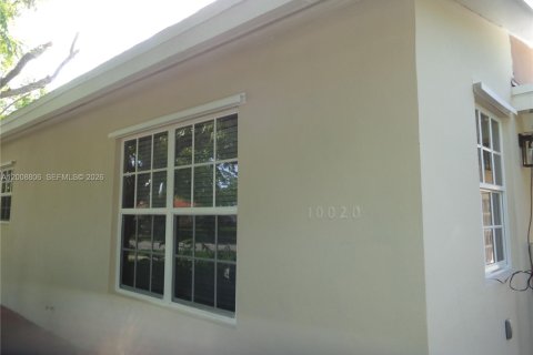 House in Cutler Bay, Florida 2 bedrooms, 80.64 sq.m. № 2075372