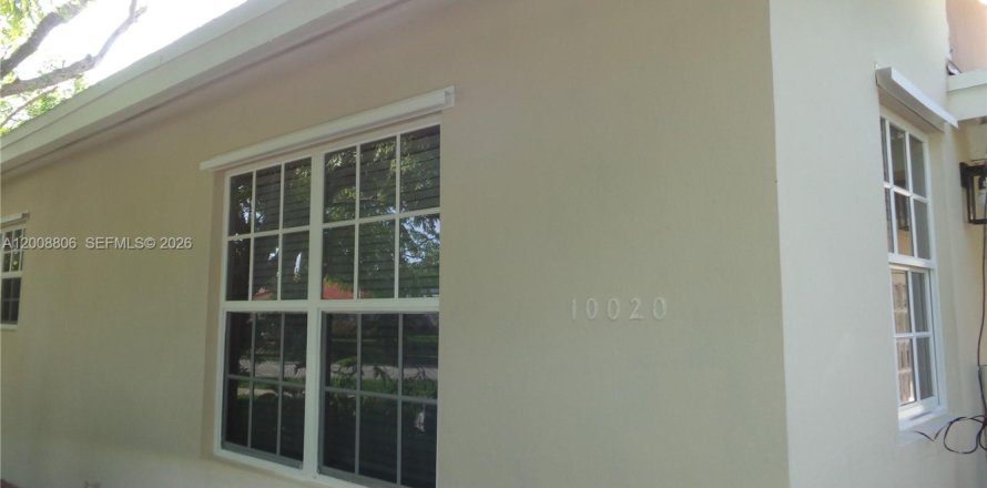 House in Cutler Bay, Florida 2 bedrooms, 80.64 sq.m. № 2075372