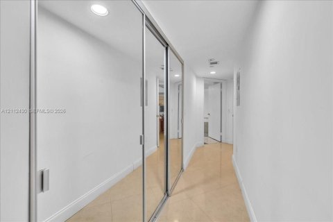 Купить кондоминиум в Санни-Айлс-Бич, Флорида 1 спальня, 117.06м2, № 2432929 - фото 19