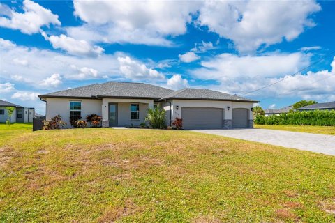 Villa ou maison à vendre à Cape Coral, Floride: 4 chambres, 170.01 m2 № 2329790 - photo 3