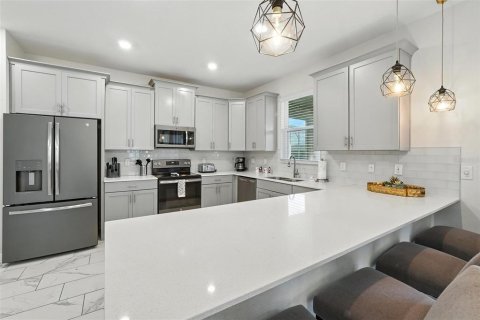 Casa en venta en Davenport, Florida, 6 dormitorios, 310.2 m2 № 1789800 - foto 15