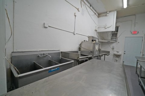 Commercial property in Miami, Florida № 2146860 - photo 24
