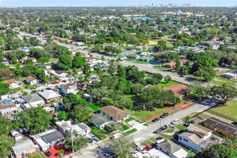 Villa ou maison à vendre à Miami, Floride: 4 chambres, 162.49 m2 № 2046229 - photo 25