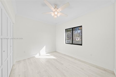 Villa ou maison à vendre à Miami, Floride: 4 chambres, 162.49 m2 № 2046229 - photo 11