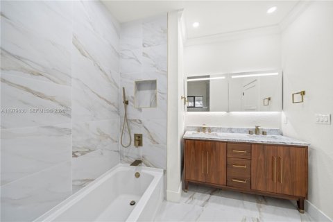 Villa ou maison à vendre à Miami, Floride: 4 chambres, 162.49 m2 № 2046229 - photo 17