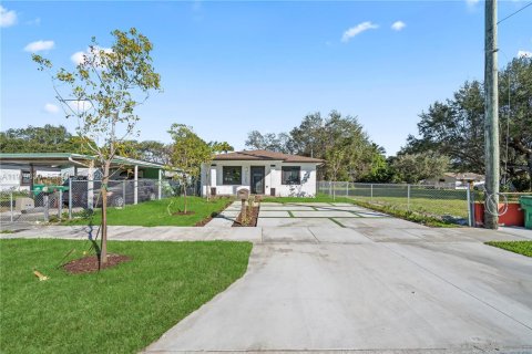 Villa ou maison à vendre à Miami, Floride: 4 chambres, 162.49 m2 № 2046229 - photo 3
