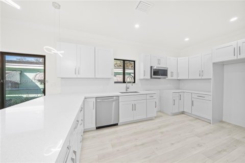 Villa ou maison à vendre à Miami, Floride: 4 chambres, 162.49 m2 № 2046229 - photo 8