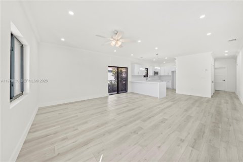 Villa ou maison à vendre à Miami, Floride: 4 chambres, 162.49 m2 № 2046229 - photo 6