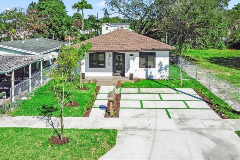 Villa ou maison à vendre à Miami, Floride: 4 chambres, 162.49 m2 № 2046229 - photo 1