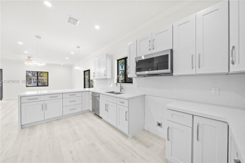 Villa ou maison à vendre à Miami, Floride: 4 chambres, 162.49 m2 № 2046229 - photo 9