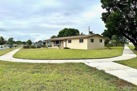 Villa ou maison à Miami Gardens, Floride 4 chambres, 150.32 m2 № 2406097
