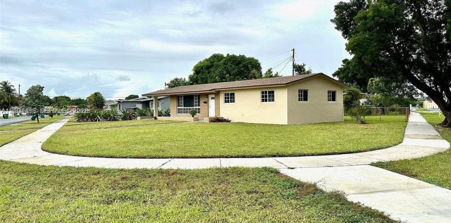 Villa ou maison à Miami Gardens, Floride 4 chambres, 150.32 m2 № 2406097