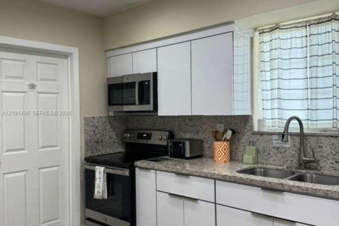 Villa ou maison à vendre à Miami Gardens, Floride: 4 chambres, 150.32 m2 № 2406097 - photo 7