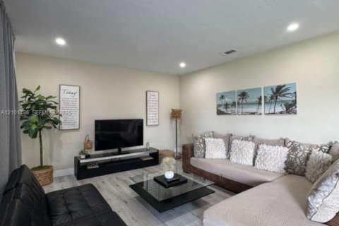 Villa ou maison à vendre à Miami Gardens, Floride: 4 chambres, 150.32 m2 № 2406097 - photo 2