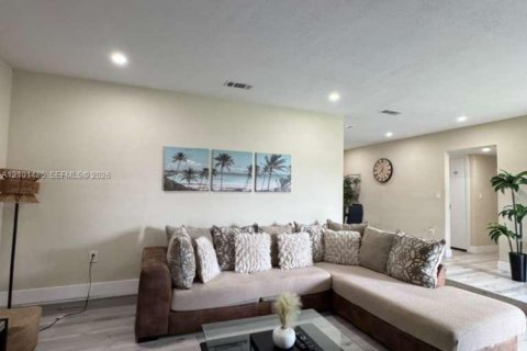 Villa ou maison à vendre à Miami Gardens, Floride: 4 chambres, 150.32 m2 № 2406097 - photo 3