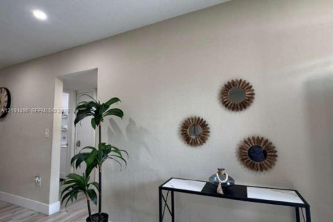 Villa ou maison à vendre à Miami Gardens, Floride: 4 chambres, 150.32 m2 № 2406097 - photo 4