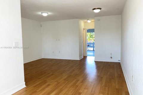 Condo in North Miami, Florida, 1 bedroom  № 2035559 - photo 2