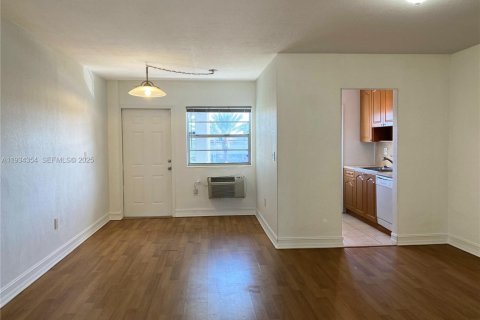 Condo in North Miami, Florida, 1 bedroom  № 2035559 - photo 4