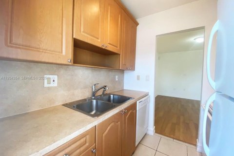 Condo in North Miami, Florida, 1 bedroom  № 2035559 - photo 9