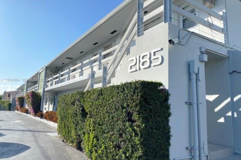 Condo in North Miami, Florida, 1 bedroom  № 2035559 - photo 12