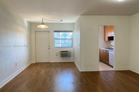 Condo in North Miami, Florida, 1 bedroom  № 2035559 - photo 3