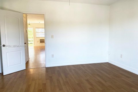 Condo in North Miami, Florida, 1 bedroom  № 2035559 - photo 5