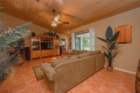 House in Homestead, Florida 4 bedrooms, 268.49 sq.m. № 1496117 - photo 11