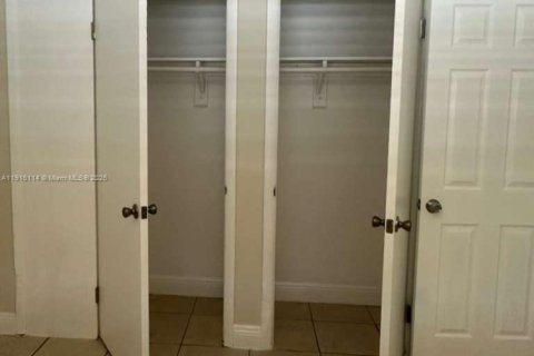 Casa en alquiler en West Park, Florida, 2 dormitorios, 157.66 m2 № 1971032 - foto 5