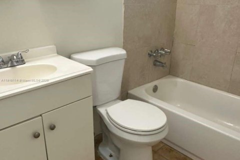 Casa en alquiler en West Park, Florida, 2 dormitorios, 157.66 m2 № 1971032 - foto 6