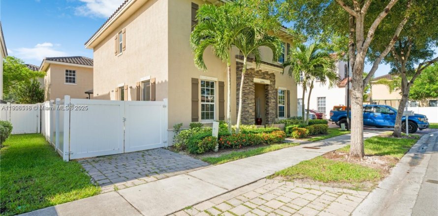 Дом в Майами, Флорида 5 спален, 281.59м2 № 1962983