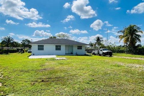 House in Homestead, Florida 3 bedrooms, 107.95 sq.m. № 1949244 - photo 4