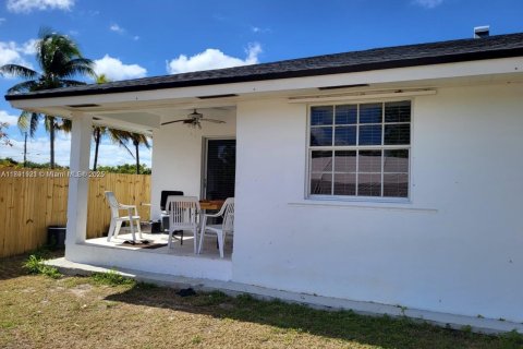 House in Homestead, Florida 3 bedrooms, 107.95 sq.m. № 1949244 - photo 8