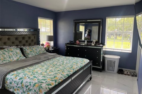 House in Homestead, Florida 3 bedrooms, 107.95 sq.m. № 1949244 - photo 19
