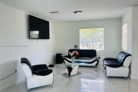 House in Homestead, Florida 3 bedrooms, 107.95 sq.m. № 1949244 - photo 9