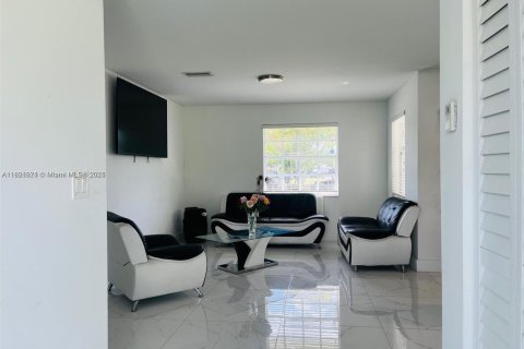 House in Homestead, Florida 3 bedrooms, 107.95 sq.m. № 1949244 - photo 10