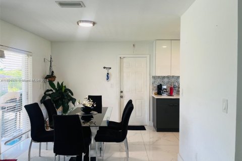 House in Homestead, Florida 3 bedrooms, 107.95 sq.m. № 1949244 - photo 11