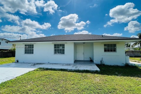 House in Homestead, Florida 3 bedrooms, 107.95 sq.m. № 1949244 - photo 2