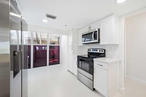 Townhouse in Jupiter, Florida 4 bedrooms, 212.75 sq.m. № 2248377 - photo 11