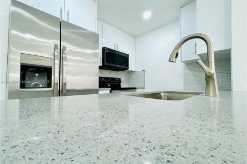 Copropriété à louer à Hialeah, Floride: 2 chambres, 94.3 m2 № 1893449 - photo 4