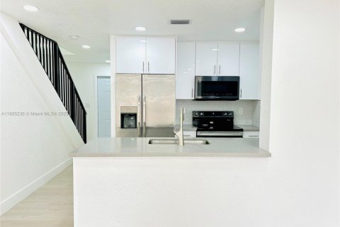 Copropriété à louer à Hialeah, Floride: 2 chambres, 94.3 m2 № 1893449 - photo 2