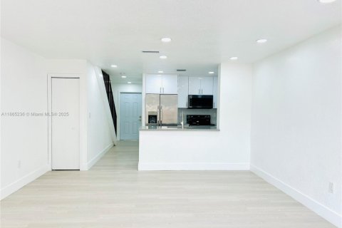 Copropriété à louer à Hialeah, Floride: 2 chambres, 94.3 m2 № 1893449 - photo 5