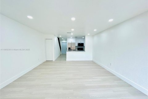 Copropriété à louer à Hialeah, Floride: 2 chambres, 94.3 m2 № 1893449 - photo 1