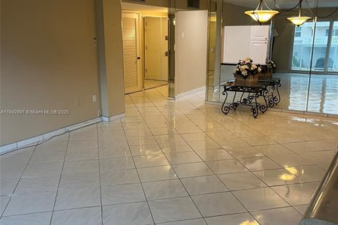 Condo in Hollywood, Florida, 2 bedrooms  № 1836097 - photo 8
