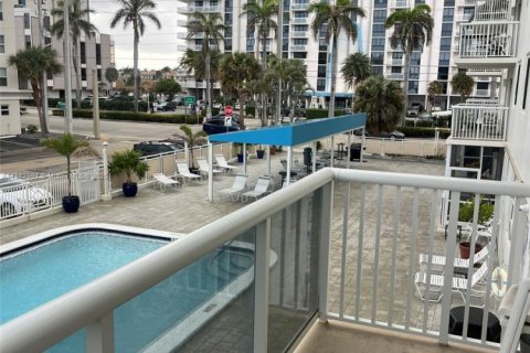 Condo in Hollywood, Florida, 2 bedrooms  № 1836097 - photo 12